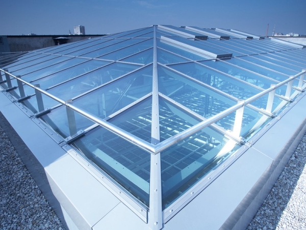 <p>Firmamızın profesyonel olarak uyguladığı cam çatılar , çeşitli tasarımlar ve taşıyıcı sistemler ile geliştirilmektedir. Cam çatıları genişlik ve uzunluk olarak tasarımı çok farklılıklar gösterir. Cam çatı sistemlerimizin en yaygın olanı paslanmaz halat gergili spider tutculu ve ısıyalıtım özelliği olan sistemlerdir. Bir çok projenin cam çatıları Alüminyum skyligth ile kolay ve uygun fiyatlı olarak tasarlansada, ihtiyaca göre çok elit ve markayı yansıtabilecek transparan cam çatı sistemlerini kullanan projelerde vardır.<br><br> Günümüzde iç piyasada inşaat maliyetleri sürekli artış gösterirken,  Yurtdışındaki projelerimizin bu maliyetlerin ortalamasında kalmasından dolayı yabancı müşterilerimizin youğun proje talepleri olmaktadır. Her bir tasarım ve detay geliştirilen proje kendine özgü yapısal dinamiklere sahiptir. Cam Çatı uygulamalarının bazıları açılabilir sürgülü olabilmektedir. Sürgülü cam çatı uygulamaları genelde otomasyon bileşenleri ile çalışmaktadır. Her bir panelin veya grup aks ın çalışması kendi içinde geliştirilir. Günümüzde çelik ve cam çok yoğun kullanılıyor. Bunun hiç şüpesiz faydalarından biriside hızlı iş bitirme ve mimari tasarıma olanak sağlamasıdır.<br><br> Cam Çatı Sistemi, tasarımında daha hafif ve daha modern bir görünümü olan paslanmaz halat gergili spider cam çatı modelleri tasarım ofislerinin odaklandığı bir türdür. En çok tercih edilen Ülkeler Amerika, Avustralya, Japonya, Almanya ve İngilteredir. Cam Çatı sistemlerimizde kullanılan malzemelerin geneli paslanmaz inox metak olarak tercih edilir. Çatı açıklıkları geçiş sistemler gerdirilmiş halatlar ile cam bağlantı elemanların tamamı 304 kalite paslanmaz metaldir. <br><br>Galeri boşlukları, otel lobileri, özel konut projeleri, alışveriş merkezi çatıları, araç giriş kısımları üst kaplamaları, fabrika ana giriş çatılarında bu sistemler yoğun olarak kullanılır. Cam Çatı Kaplamalarda genellikle camlar ısı yalıtımlı ve kaplamalı yüzeylere sahip camlardır. Ayrıca yatayda duran bu camların emniyet kat sayısı daha yüksek tuturlur. Camların kombinasyonları oluşturulurken en önemli unsur açıklı genişliğidir.</p>